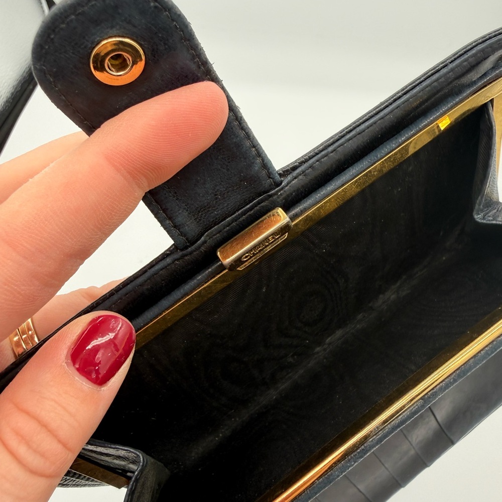 CHANEL Vintage Caviar Kisslock Wallet - Picture 6 of 9